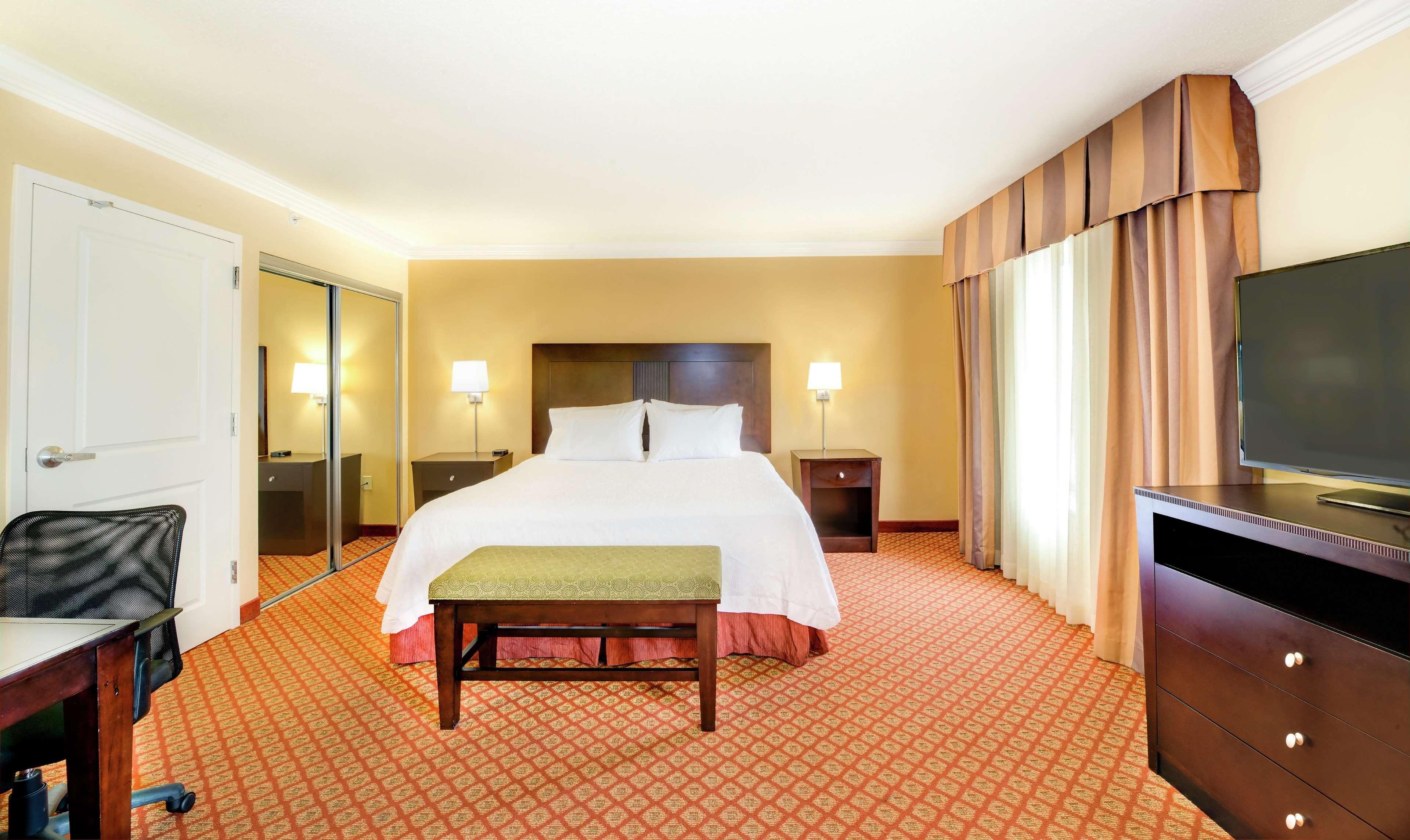 Hampton Inn & Suites Скотсбъро Екстериор снимка
