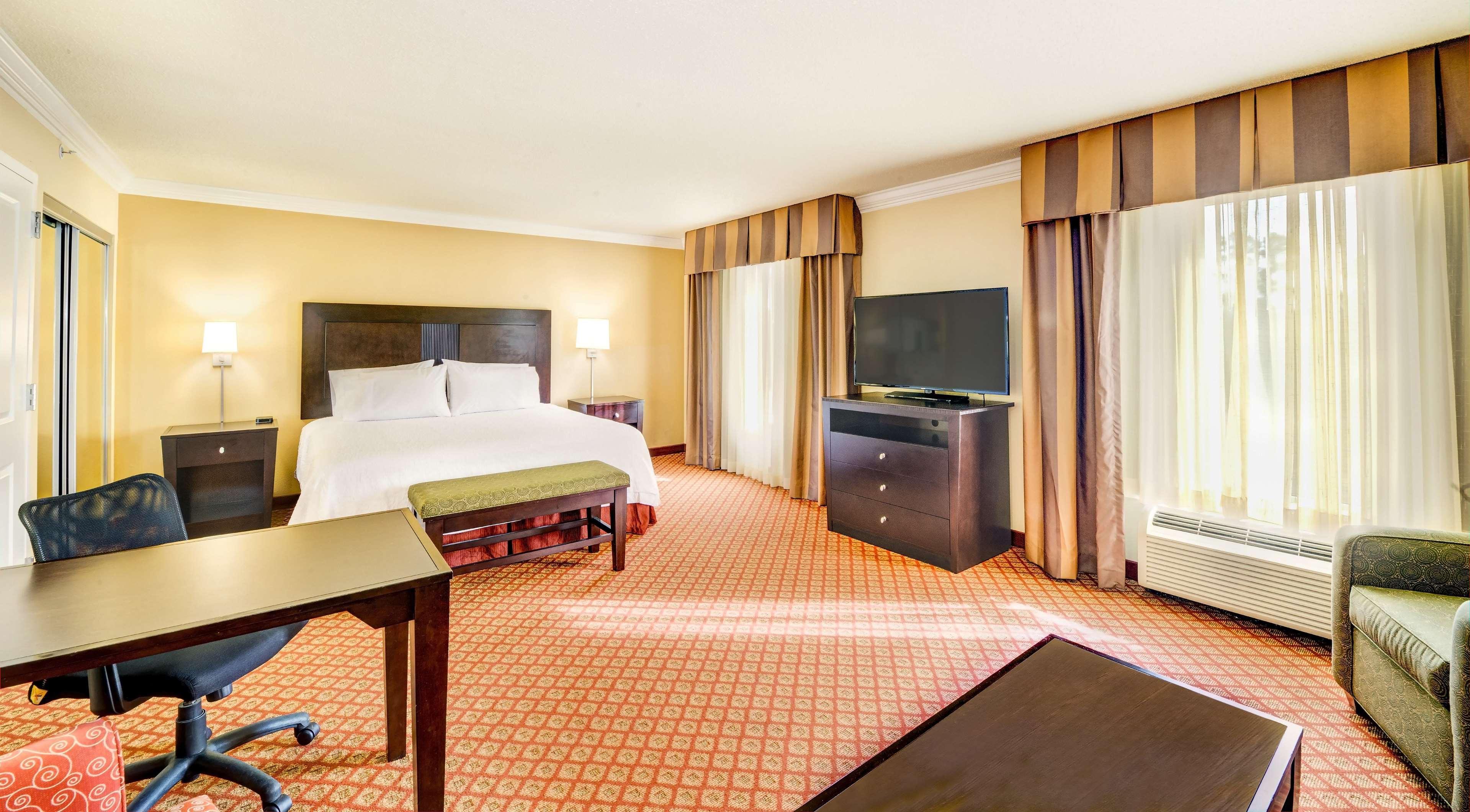 Hampton Inn & Suites Скотсбъро Екстериор снимка