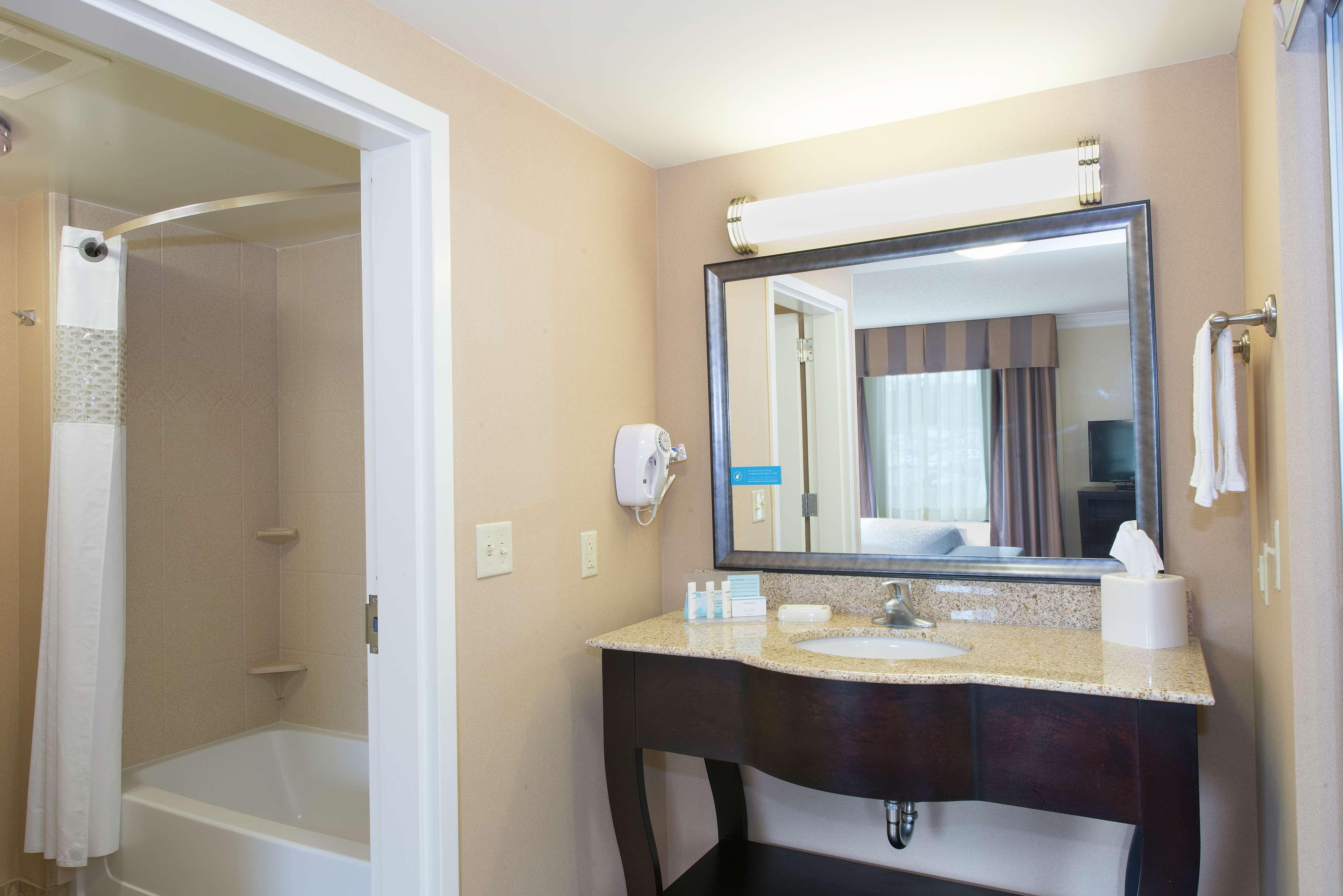 Hampton Inn & Suites Скотсбъро Екстериор снимка