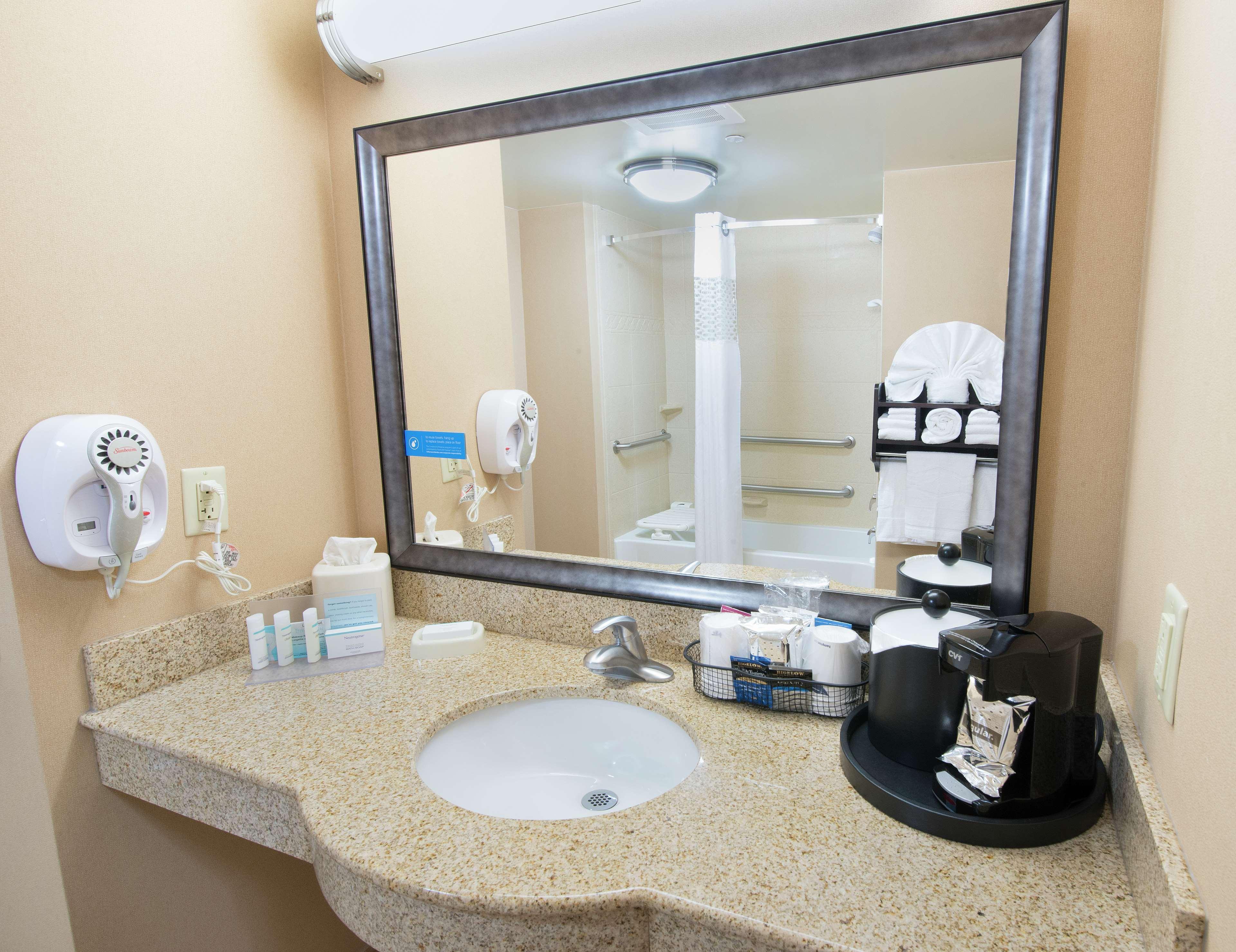 Hampton Inn & Suites Скотсбъро Екстериор снимка