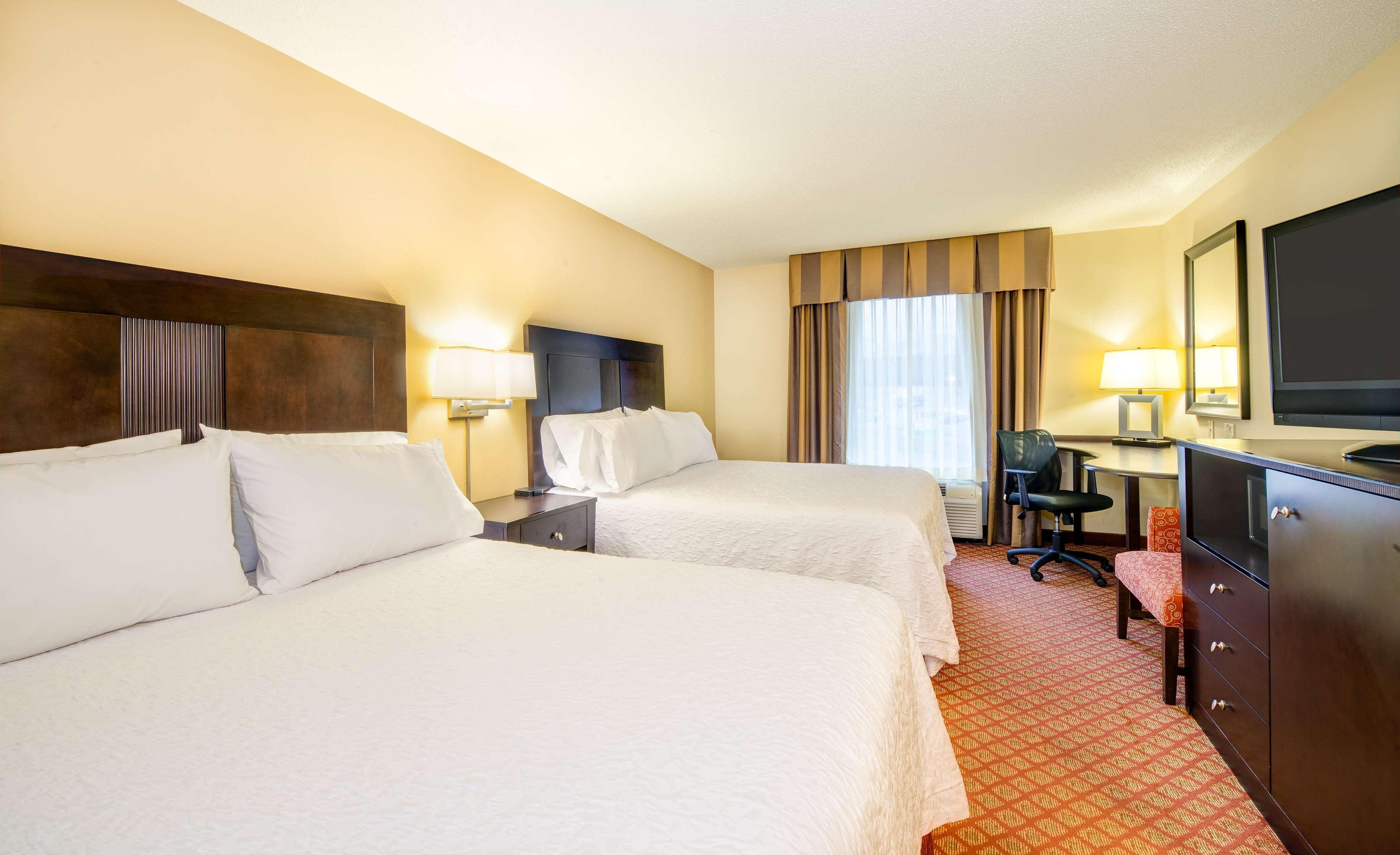 Hampton Inn & Suites Скотсбъро Екстериор снимка