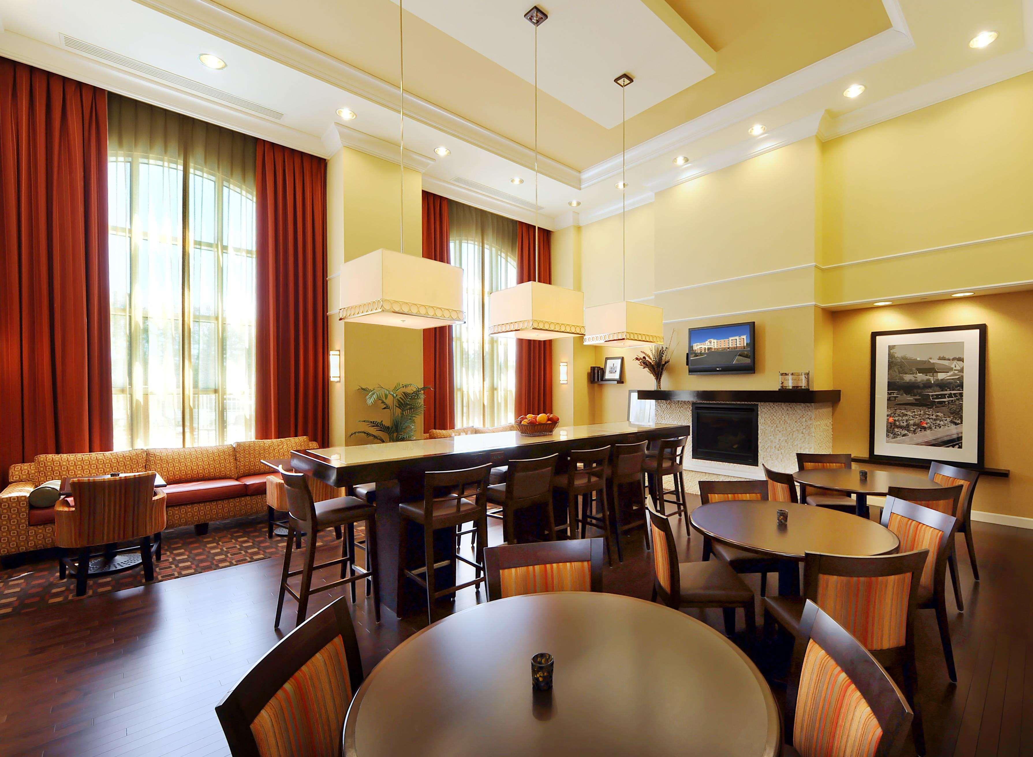 Hampton Inn & Suites Скотсбъро Ресторант снимка