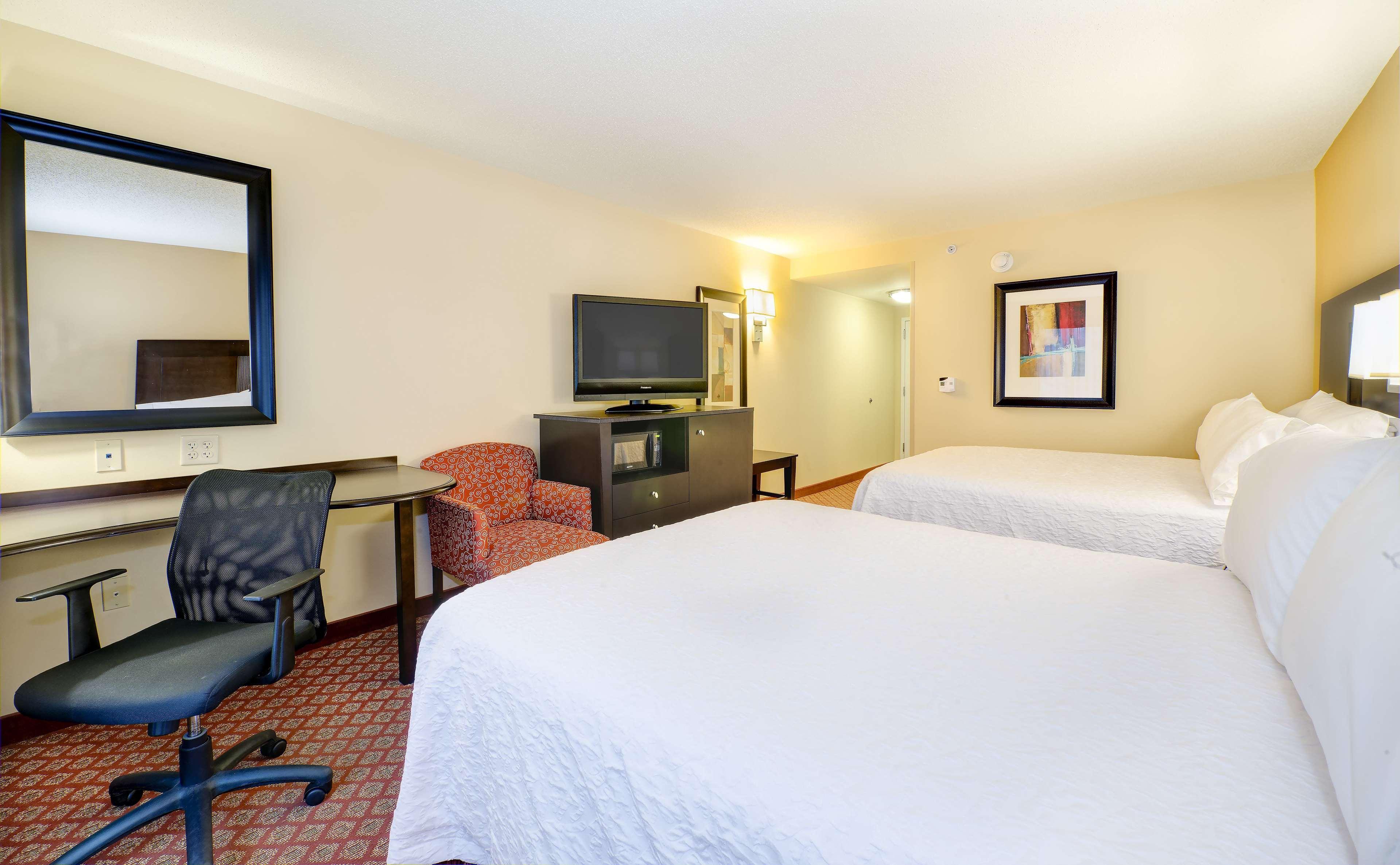 Hampton Inn & Suites Скотсбъро Екстериор снимка