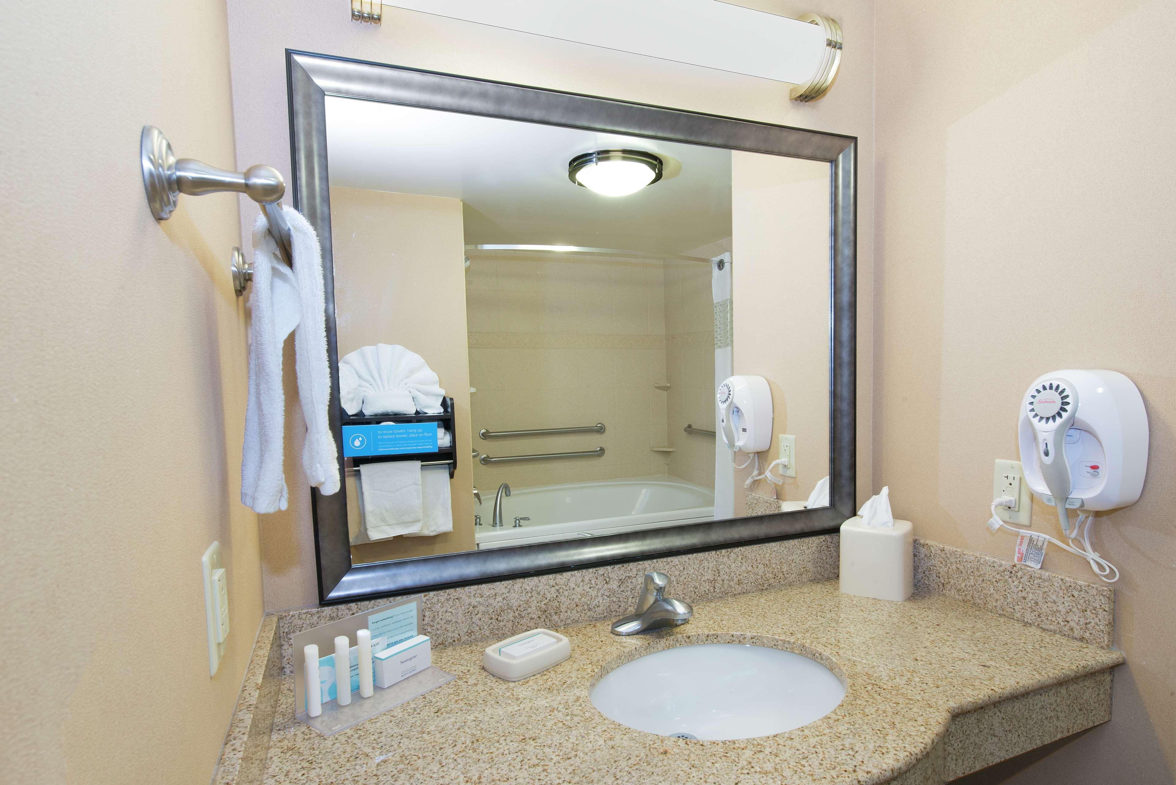 Hampton Inn & Suites Скотсбъро Екстериор снимка