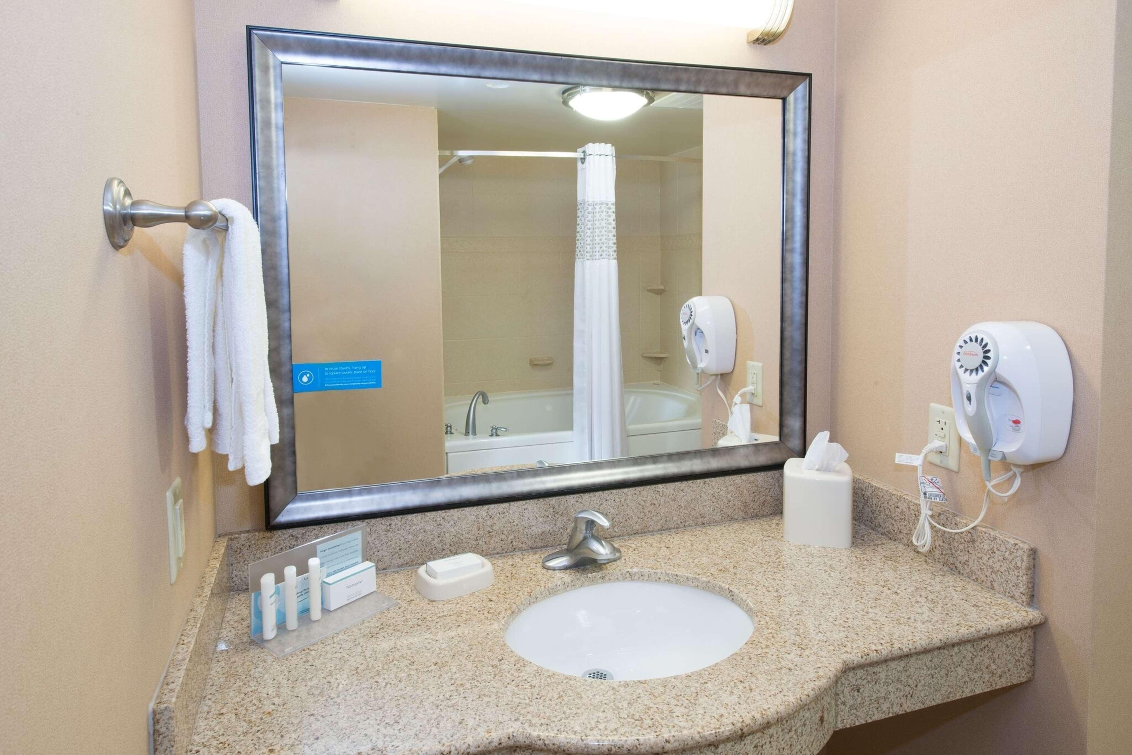 Hampton Inn & Suites Скотсбъро Екстериор снимка